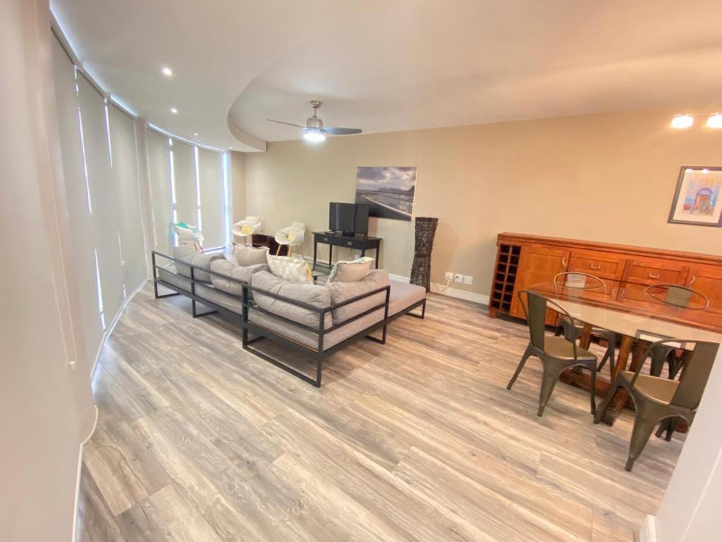 Loddey'S Self Catering Apartments - By Beach Collection Strand Exteriér fotografie