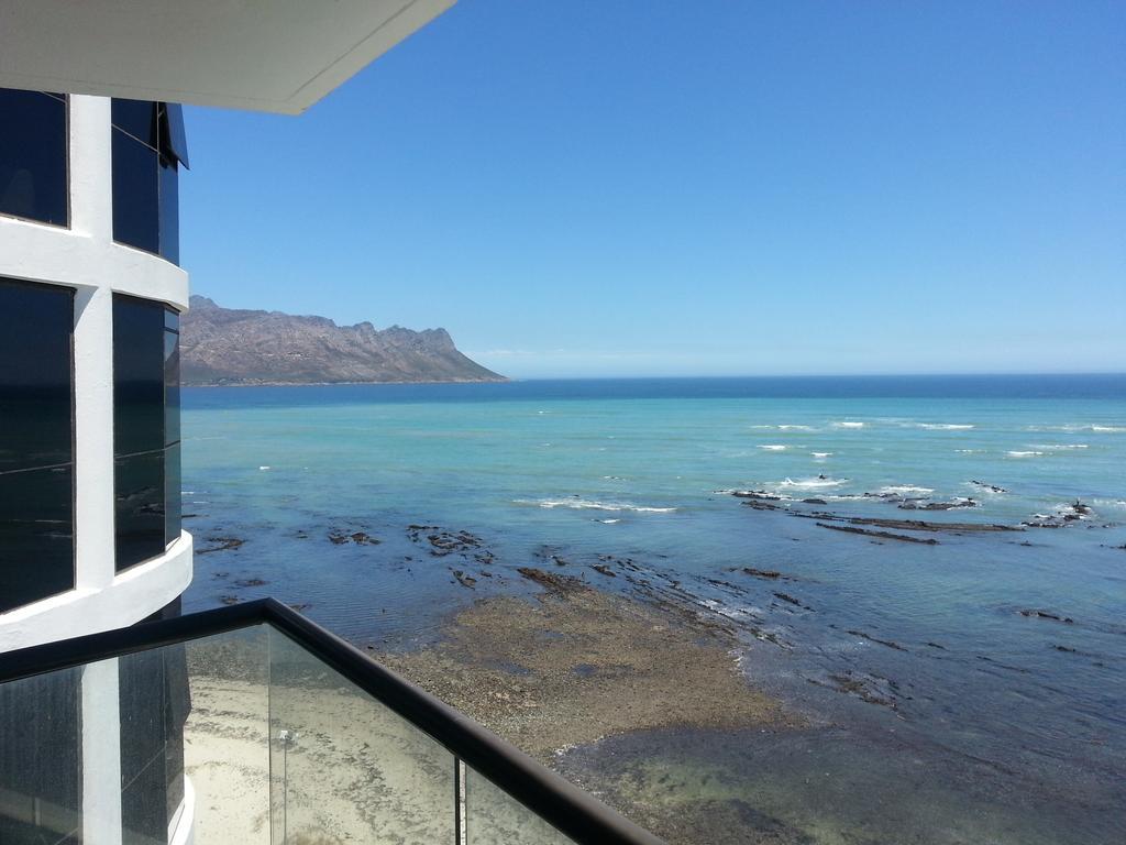 Loddey'S Self Catering Apartments - By Beach Collection Strand Pokoj fotografie